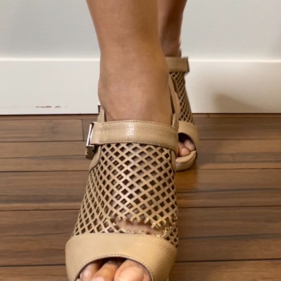 😵 2 FOR $40 // Harajuku Lovers Nude Pumps with Silver Buckles S-8- - Picture 5 of 13